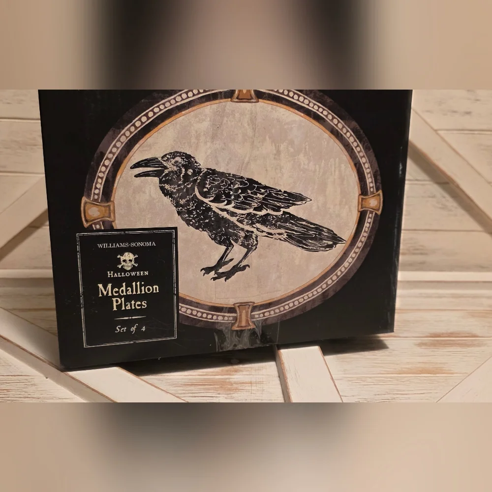 NIB Williams Sonoma Halloween Medallion Plates Set of 4 Skull Raven Snake Bat